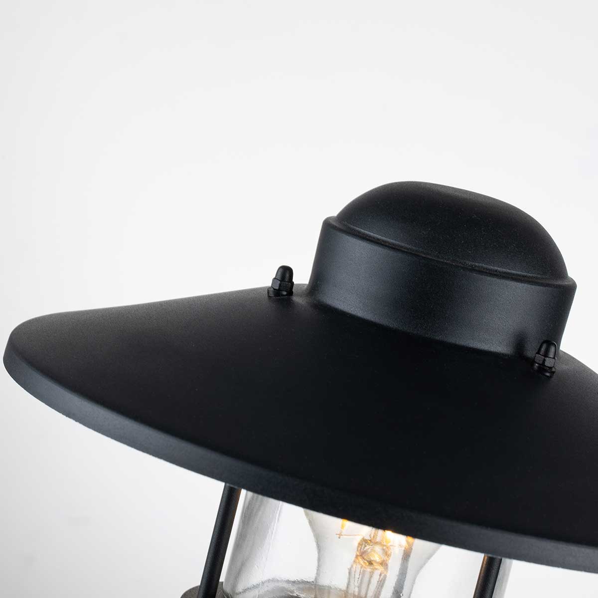 Klampenborg 32cm Musta valmistajalta Elstead Lighting - Tillverkad av rostfritt st&aring;l i svart finish och glas, erbjuder den en robust konstruktion som st&aring;r emot v&auml;der och vind.