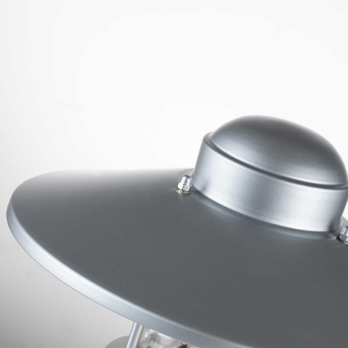 Klampenborg 32cm Hopea valmistajalta Elstead Lighting - Tillverkad av rostfritt st&aring;l i silverfinish och glas, erbjuder den en robust konstruktion som st&aring;r emot v&auml;der och vind.