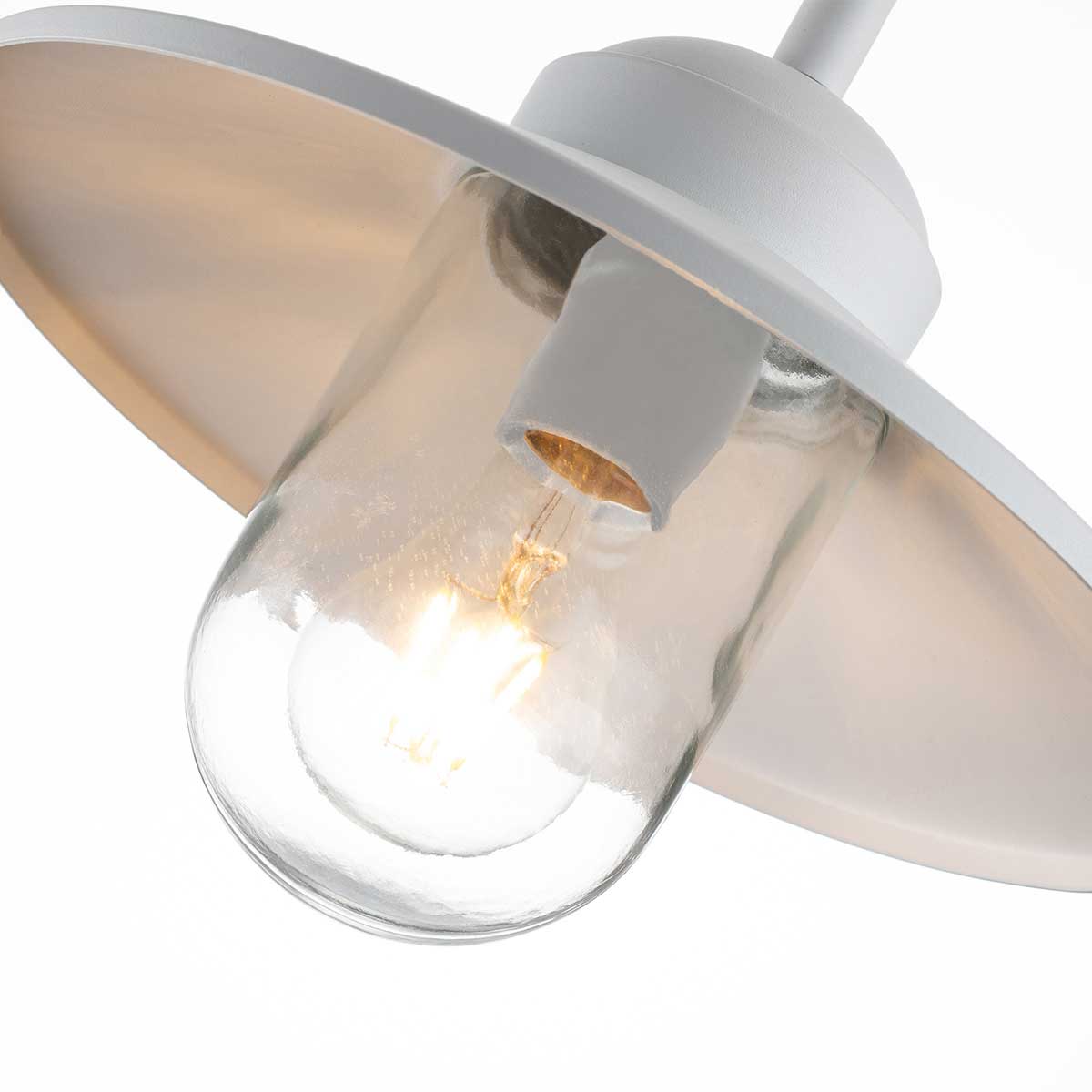 Klampenborg Ø28 Valkoinen ulkovalo valmistajalta Elstead Lighting - Lamppu on IP44-luokiteltu ja sillä on vaikuttava 15 vuoden takuu, joten se on sekä käytännöllinen että pitkäikäinen.