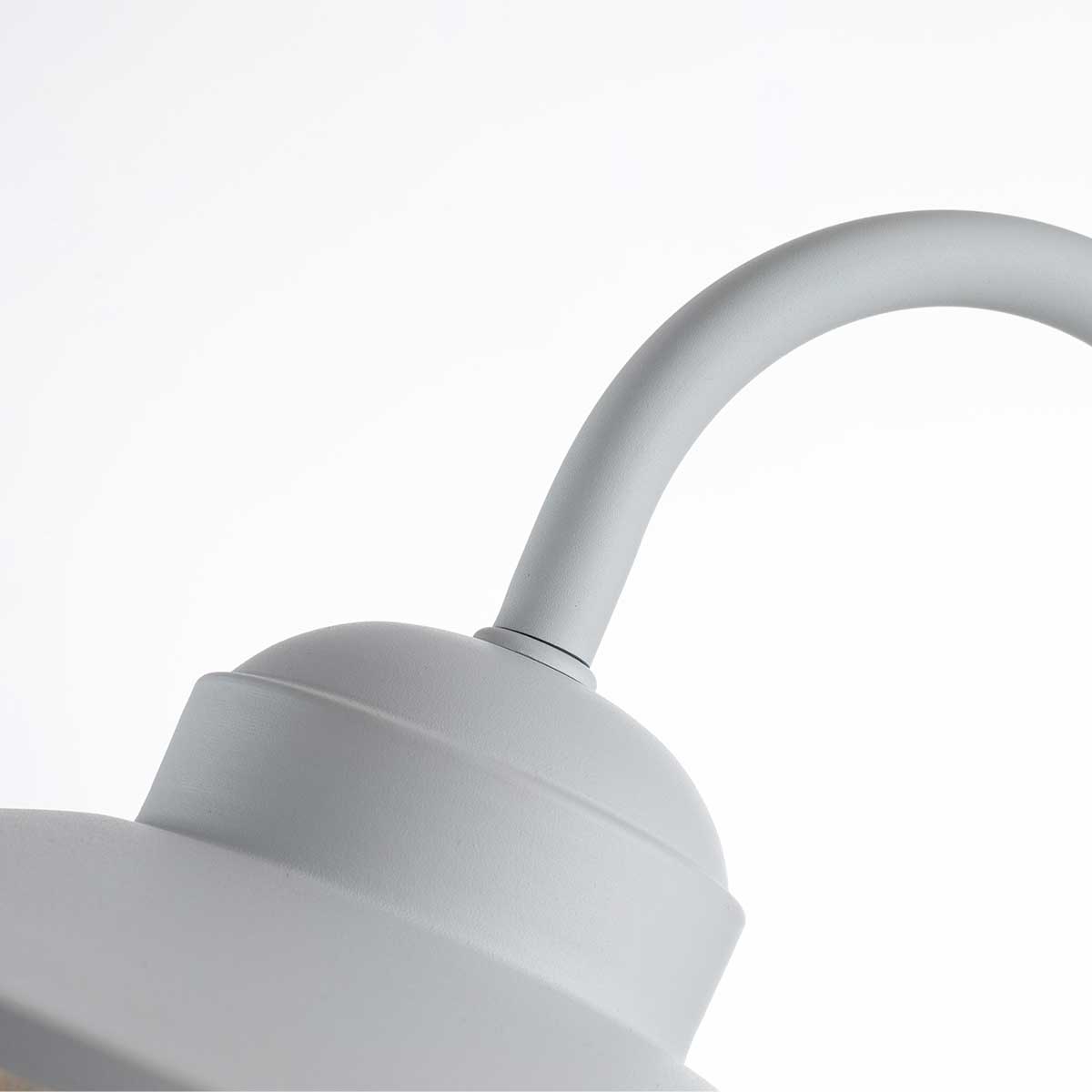 Klampenborg Ø28 Valkoinen ulkovalo valmistajalta Elstead Lighting - Lamppu on IP44-luokiteltu ja sillä on vaikuttava 15 vuoden takuu, joten se on sekä käytännöllinen että pitkäikäinen.