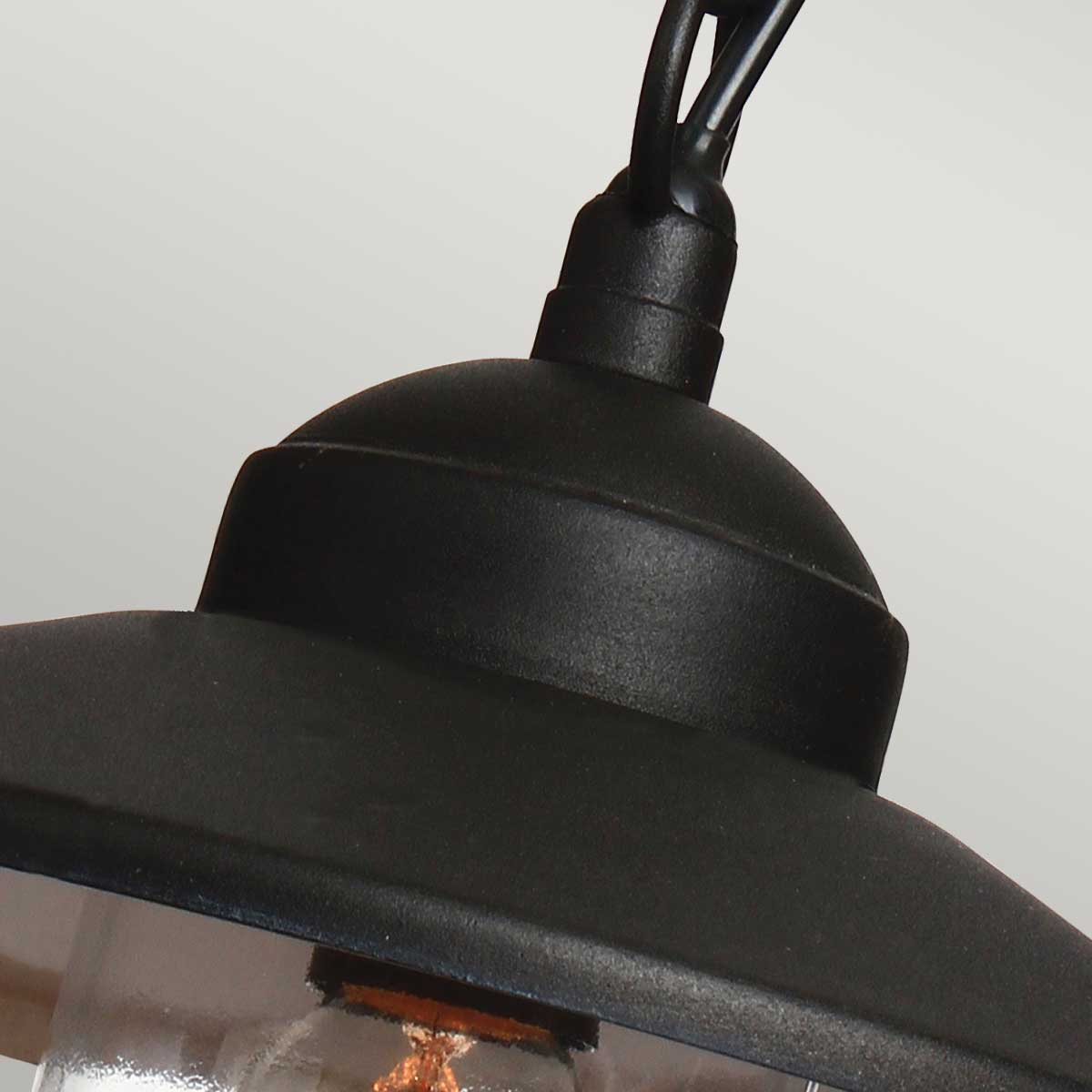 Klampenborg Ø28 Musta valmistajalta Elstead Lighting - Tillverkad av rostfritt st&aring;l i svart finish och glas, erbjuder den en robust konstruktion som st&aring;r emot v&auml;der och vind.