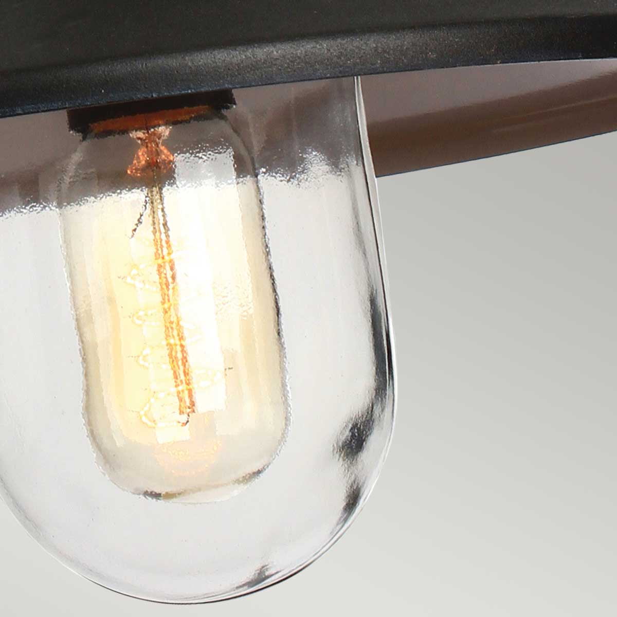 Klampenborg Ø28 Musta valmistajalta Elstead Lighting - Tillverkad av rostfritt st&aring;l i svart finish och glas, erbjuder den en robust konstruktion som st&aring;r emot v&auml;der och vind.