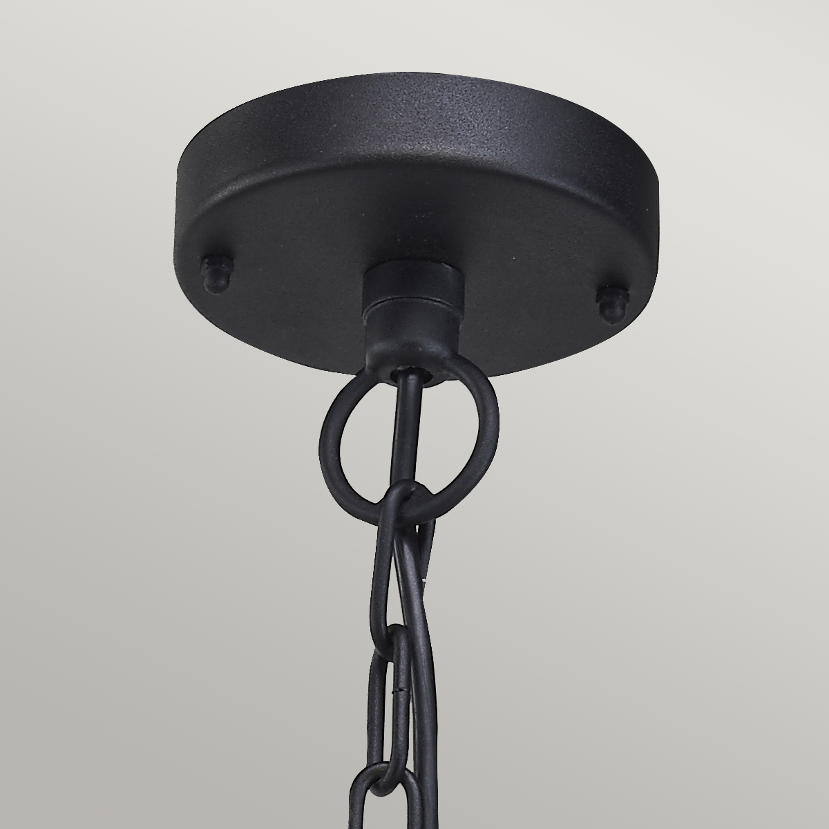 Klampenborg Ø28 Musta valmistajalta Elstead Lighting - Tillverkad av rostfritt st&aring;l i svart finish och glas, erbjuder den en robust konstruktion som st&aring;r emot v&auml;der och vind.