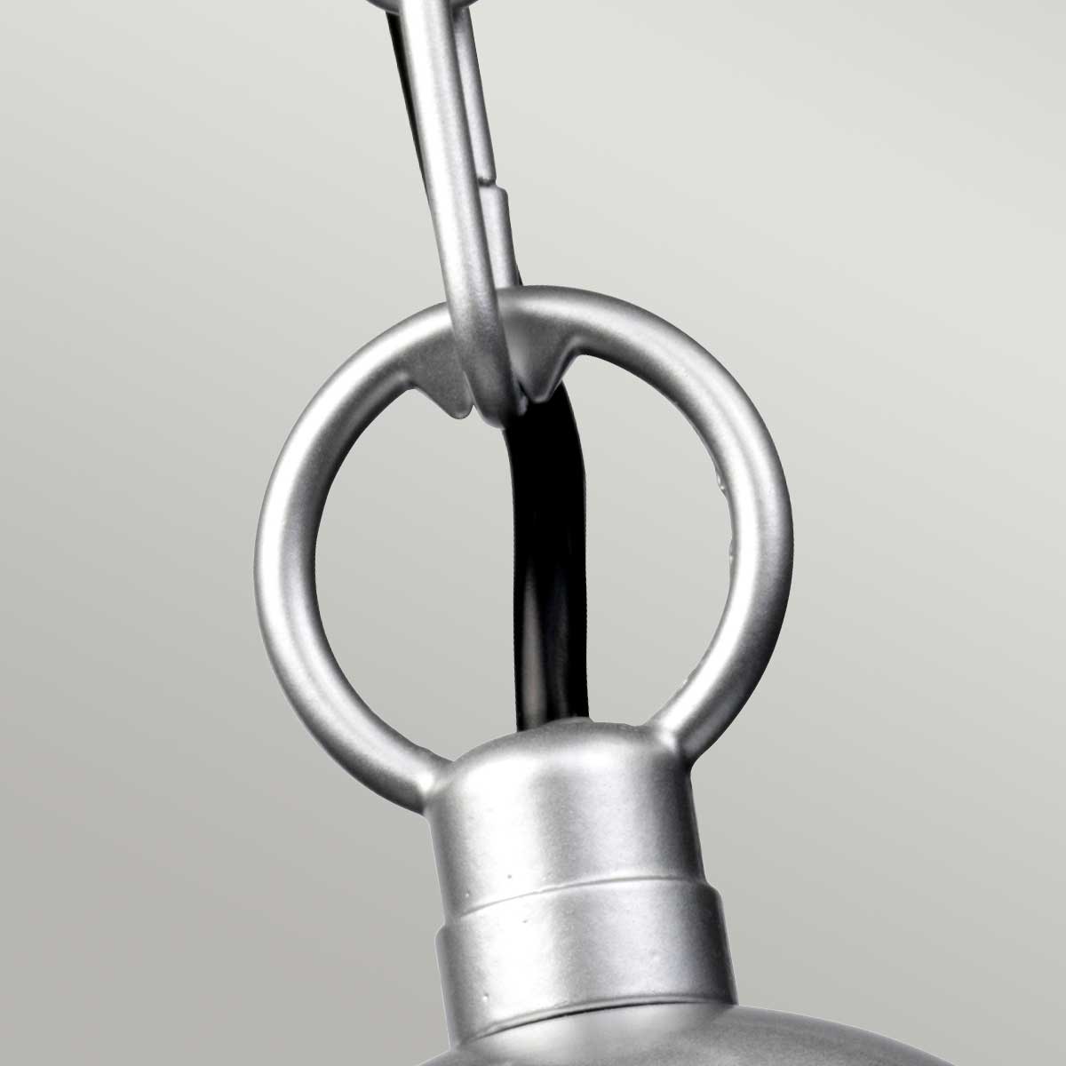 Klampenborg Ø28 Hopea valmistajalta Elstead Lighting - Tillverkad av rostfritt st&aring;l i silverfinish och glas, erbjuder den en robust konstruktion som st&aring;r emot v&auml;der och vind.