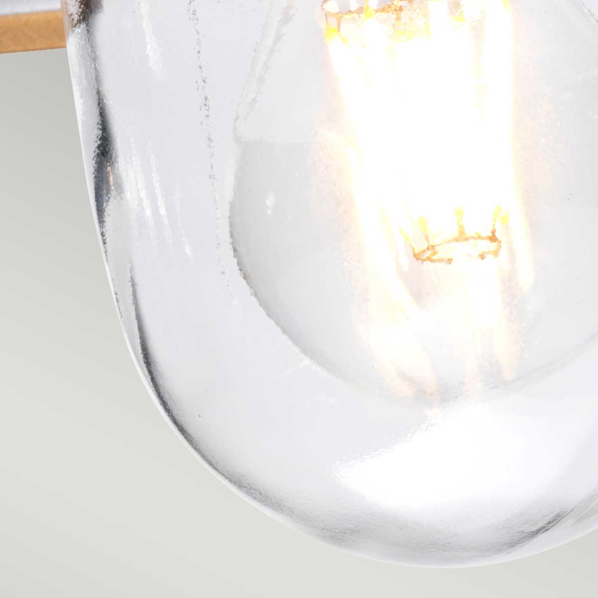 Klampenborg Ø28 Hopea valmistajalta Elstead Lighting - Tillverkad av rostfritt st&aring;l i silverfinish och glas, erbjuder den en robust konstruktion som st&aring;r emot v&auml;der och vind.