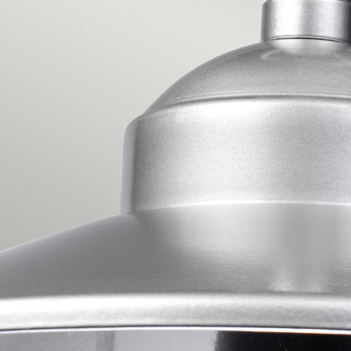 Klampenborg Ø28 Hopea valmistajalta Elstead Lighting - Tillverkad av rostfritt st&aring;l i silverfinish och glas, erbjuder den en robust konstruktion som st&aring;r emot v&auml;der och vind.