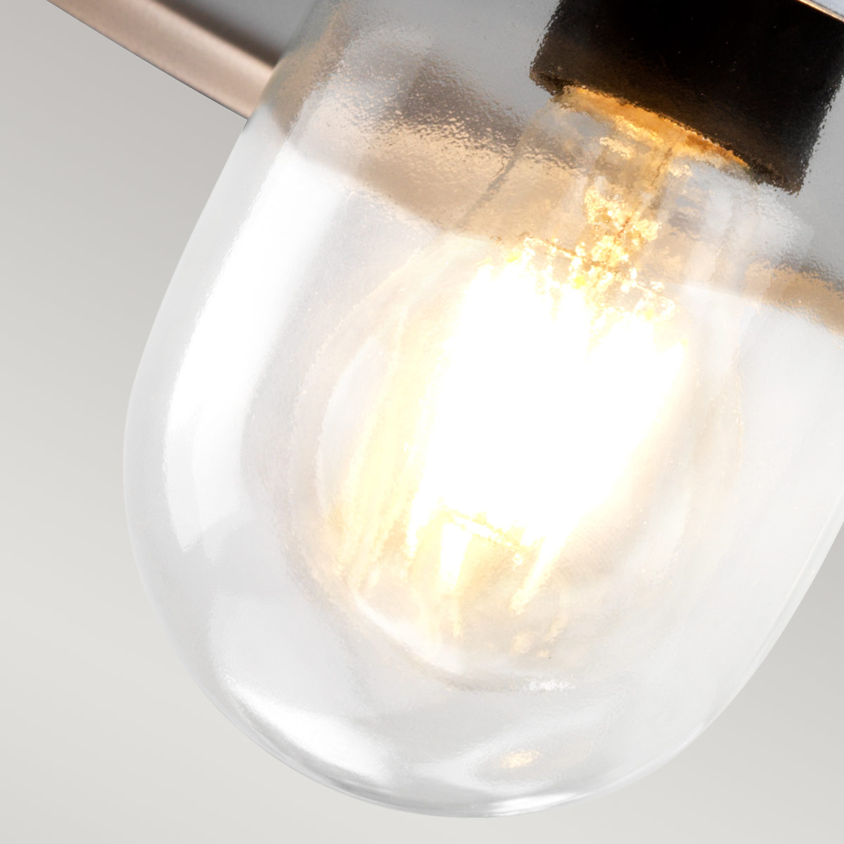 Klampenborg Ø28 Hopea ulkovalo valmistajalta Elstead Lighting - Tillverkad av rostfritt st&aring;l i silverfinish och glas, erbjuder den en robust konstruktion som st&aring;r emot v&auml;der och vind.
