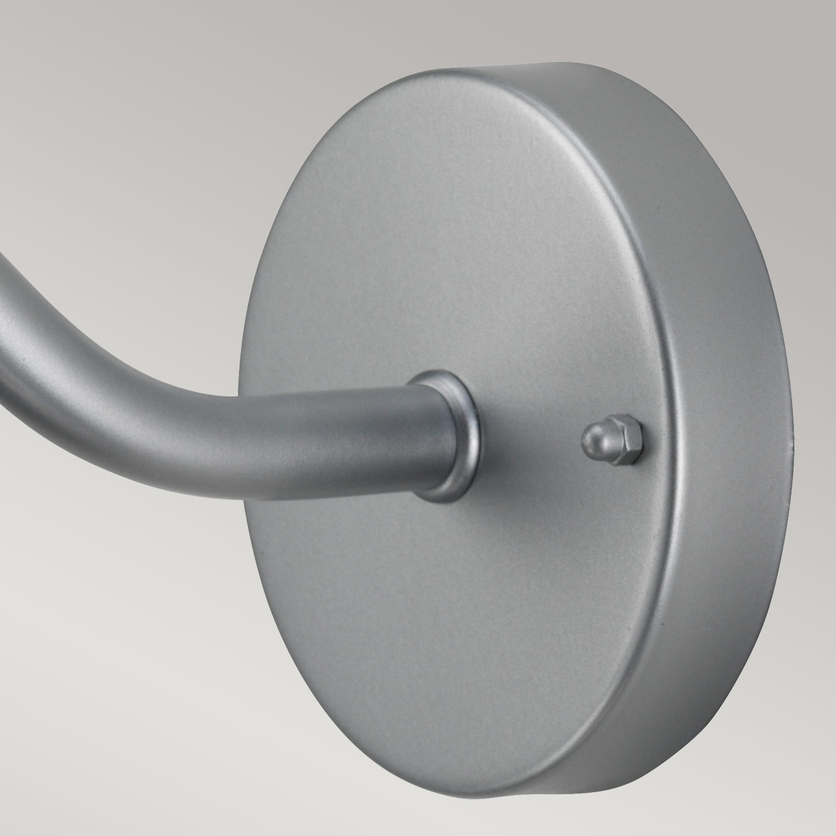 Klampenborg Ø28 Hopea ulkovalo valmistajalta Elstead Lighting - Tillverkad av rostfritt st&aring;l i silverfinish och glas, erbjuder den en robust konstruktion som st&aring;r emot v&auml;der och vind.