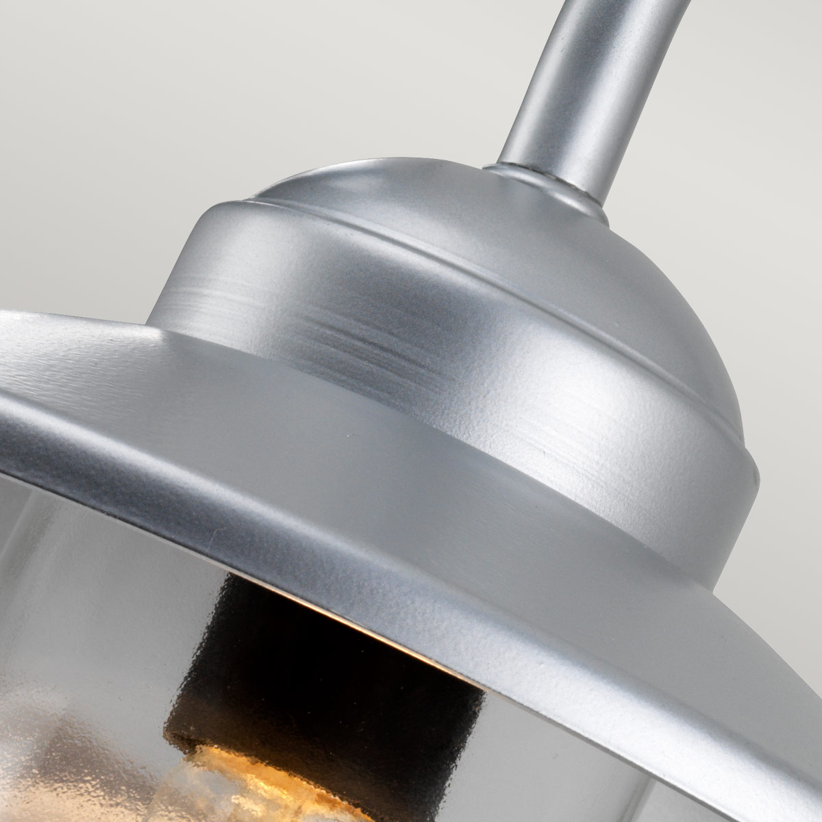 Klampenborg Ø28 Hopea ulkovalo valmistajalta Elstead Lighting - Tillverkad av rostfritt st&aring;l i silverfinish och glas, erbjuder den en robust konstruktion som st&aring;r emot v&auml;der och vind.