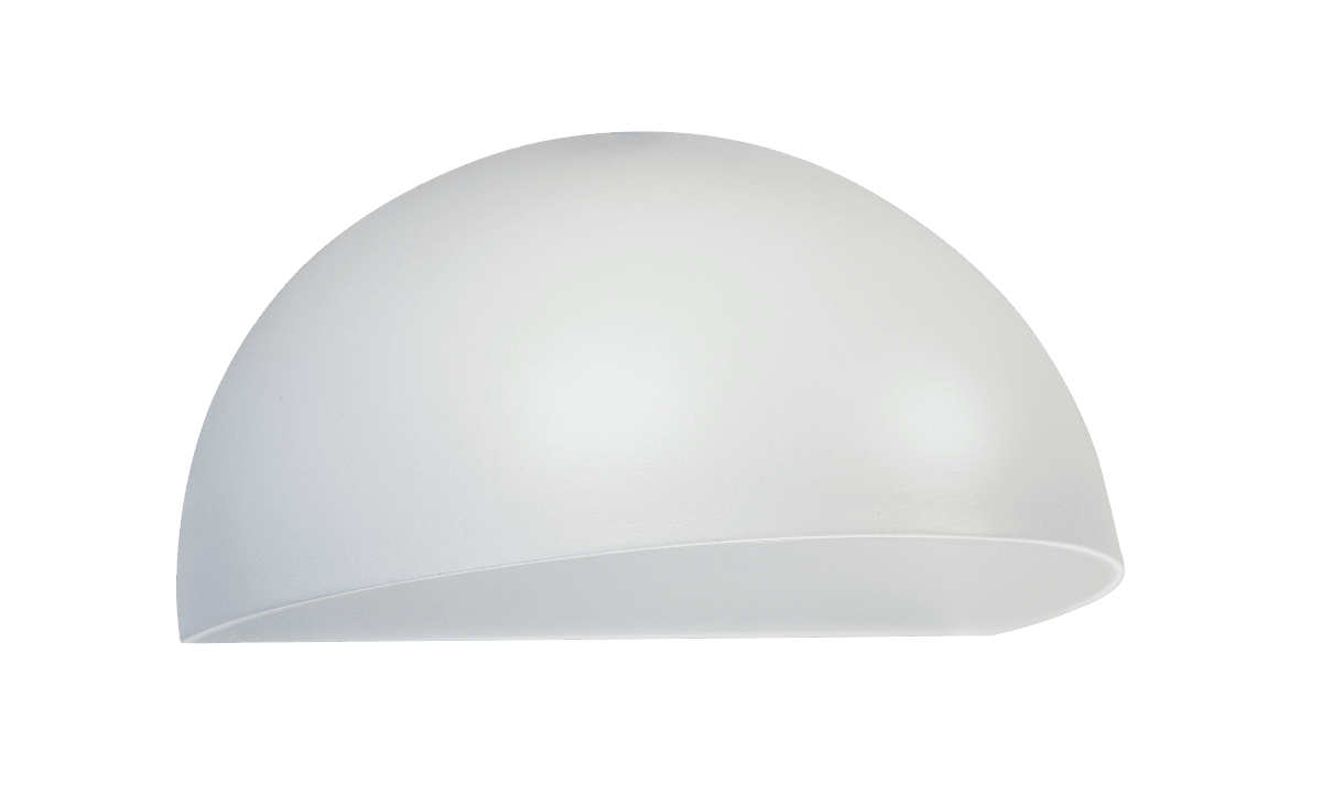 Karlskrona Valkoinen ulkovalo valmistajalta Nordic Lighting - Valaisin valaisee kauniisti julkisivua kohti.