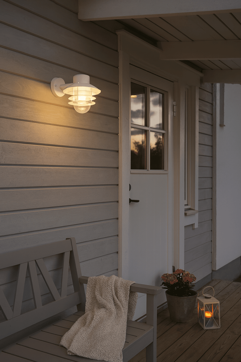 Ystad Valkoinen ulkovalo valmistajalta Nordic Lighting - Ystad-sein&auml;valaisin on klassinen ja tyylik&auml;s ulkovalaisin ruostumattomasta ter&auml;ksest&auml; ja kirkkaasta lasista.