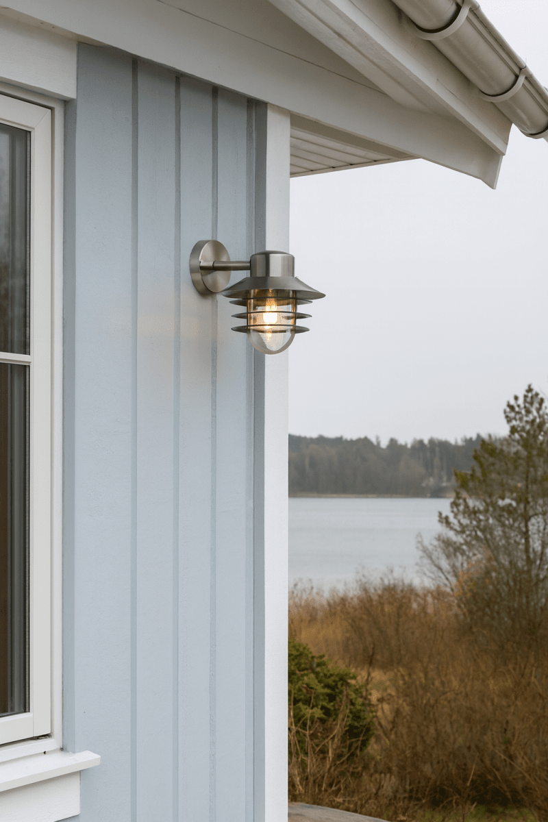 Ystad Harjattu teräs ulkovalo valmistajalta Nordic Lighting - Ystad-sein&auml;valaisin on klassinen ja tyylik&auml;s ulkovalaisin ruostumattomasta ter&auml;ksest&auml; ja kirkkaasta lasista.