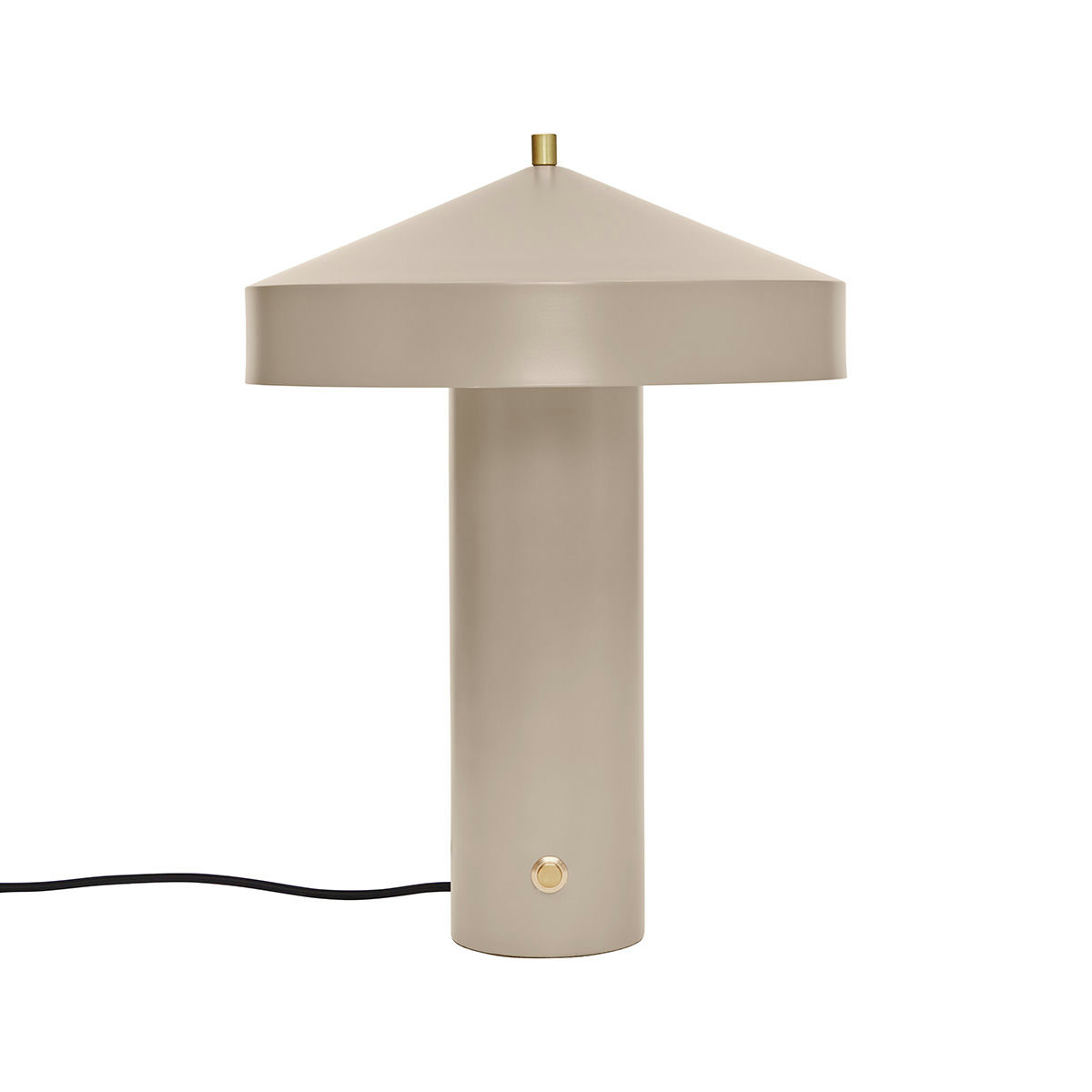 Hatto 40cm Beige pöytävalaisin valmistajalta OYOY - Valmistettu metallista ja akryylistä, ja siinä on hienovaraisia messinkiyksityiskohtia.