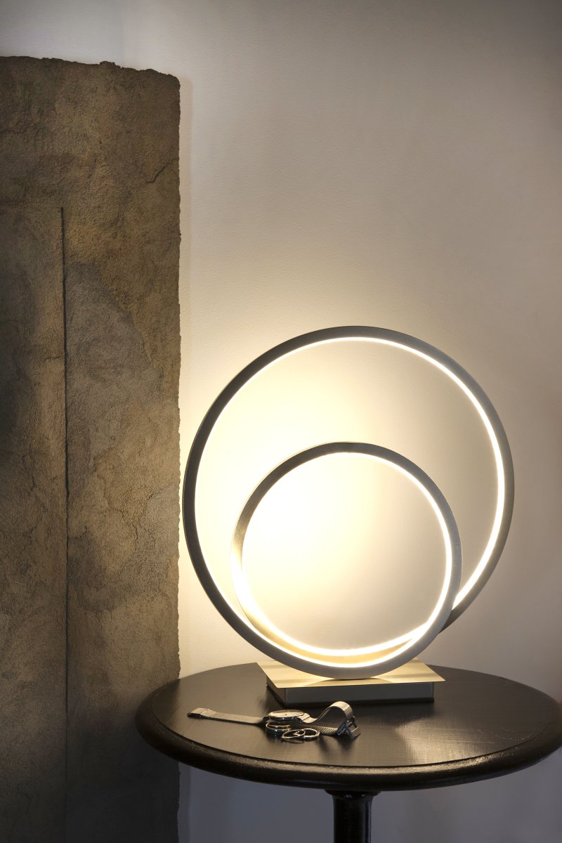 Loop 37cm Teräs pöytävalaisin valmistajalta Aneta Lighting - Integroitu 14 W LED, joka voidaan himmentää 3-portaisella himmentimellä; lampun kantaa.