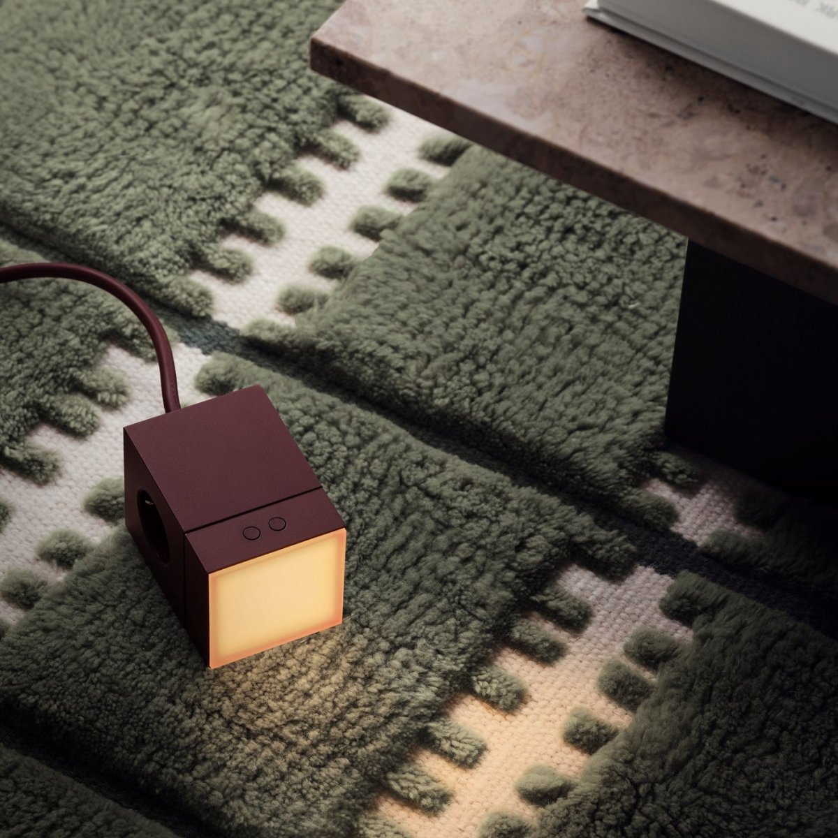 LAMP 1 - EU Burgundi valmistajalta Avolt - Lamppu on valmistettu polykarbonaatista ja sen yläosa on satiinitusta, teksturoidusta lasista, joka levittää valoa pehmeästi ja miellyttävästi.