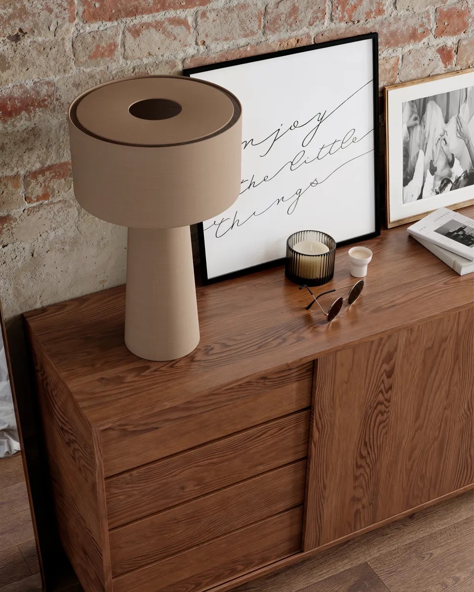 Linum 50cm Beige pöytävalaisin valmistajalta By Rydéns - Pellavakangas luo l&auml;mpim&auml;n ja miellytt&auml;v&auml;n valon, kun taas sis&auml;&auml;nrakennettu h&auml;ik&auml;isysuoja tarjoaa pehme&auml;n valonjaon ja luo viihtyis&auml;n tunnelman huoneeseen.