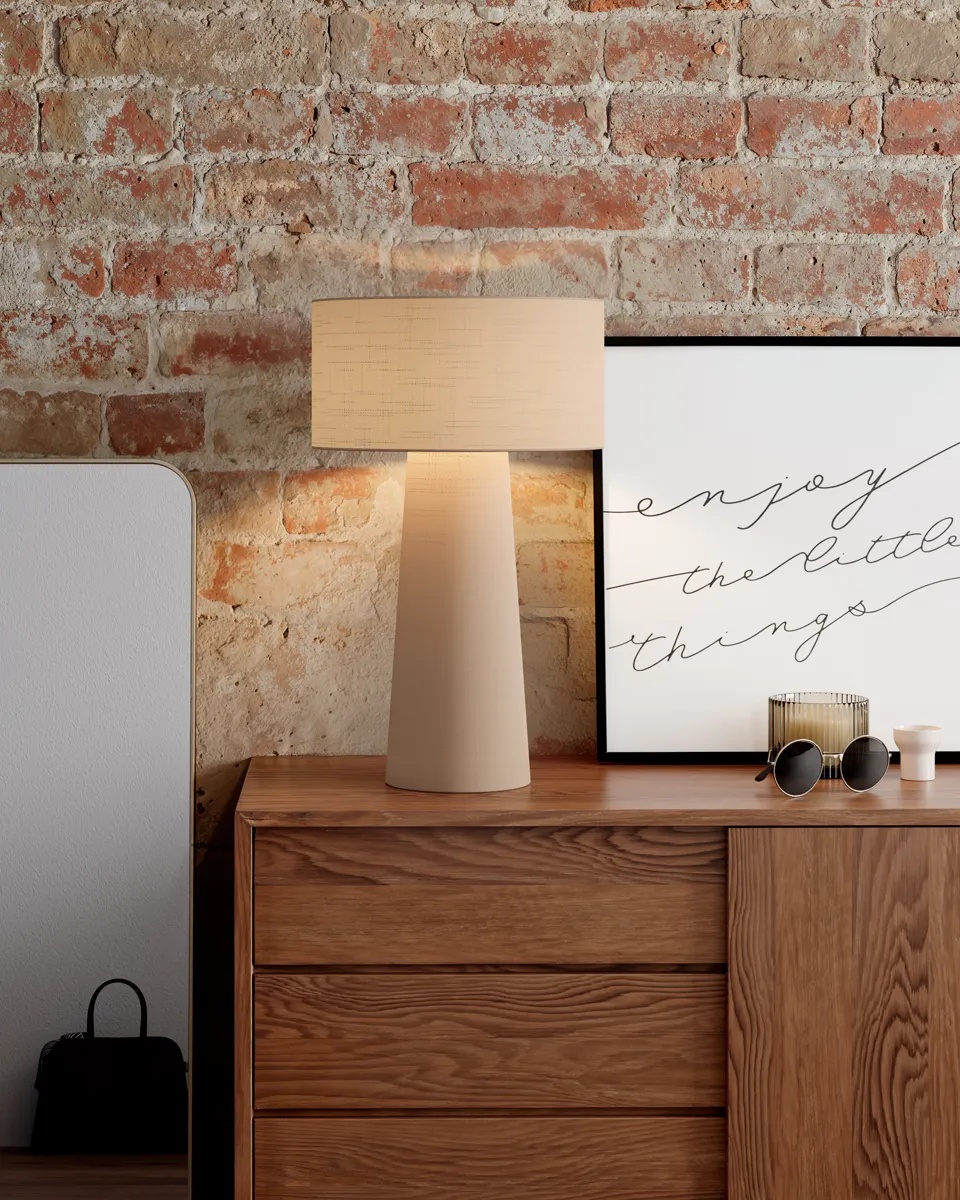 Linum 50cm Beige pöytävalaisin valmistajalta By Rydéns - Pellavakangas luo l&auml;mpim&auml;n ja miellytt&auml;v&auml;n valon, kun taas sis&auml;&auml;nrakennettu h&auml;ik&auml;isysuoja tarjoaa pehme&auml;n valonjaon ja luo viihtyis&auml;n tunnelman huoneeseen.