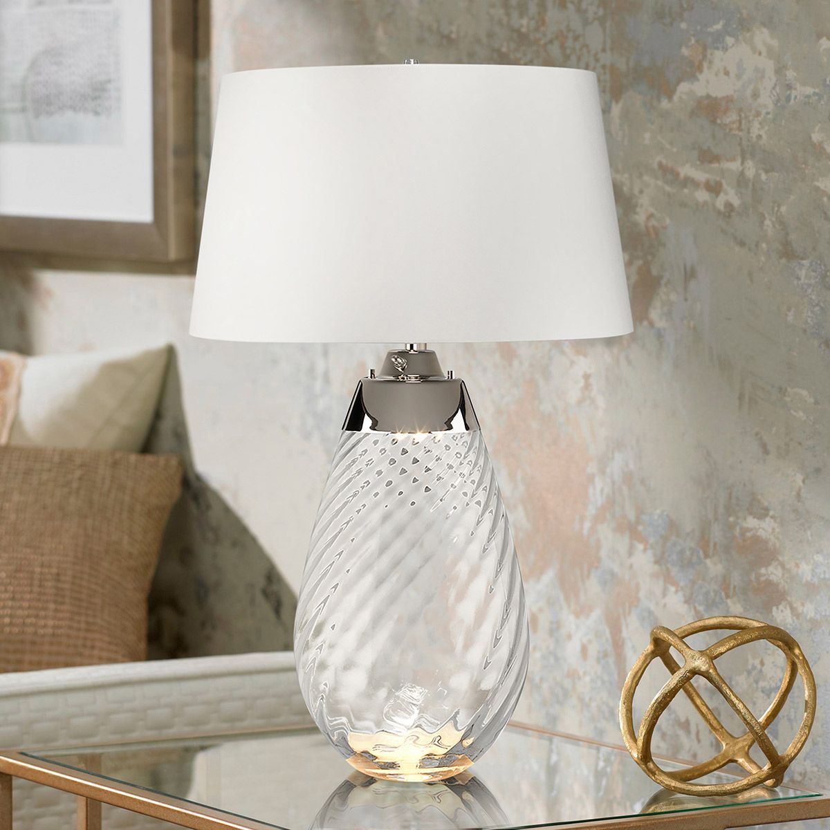 Lena 74cm Valkoinen/savu pöytävalaisin valmistajalta Elstead Lighting - Sk&auml;rmen &auml;r av satinmjuk textil i en offwhite f&auml;rg med en matt silverlaminerad insida.