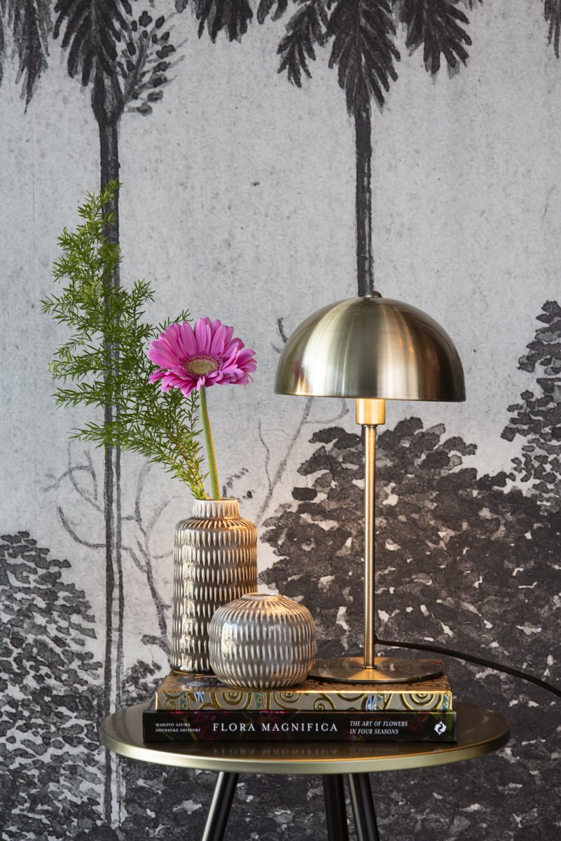 Bonnet 40cm Messinki pöytävalaisin valmistajalta Leitmotiv - Elegantti messinkiviimeistely luo klassisen ja ajattoman ilmeen, ja valaisin levittää lämmintä ja miellyttävää valoa.