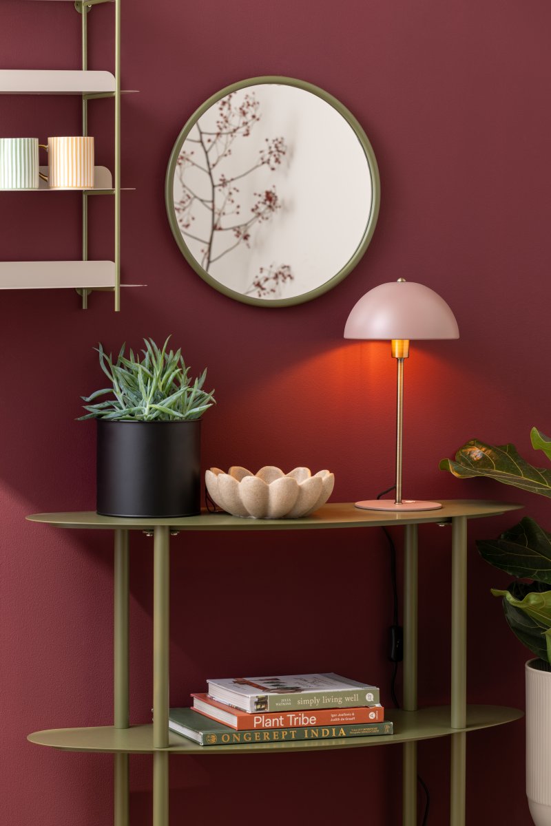 Bonnet 40cm Vaaleanpunainen pöytävalaisin valmistajalta Leitmotiv - Puuterimaisen pinkin s&auml;vyn ja eleganttien messinkidetailien ansiosta valaisin luo tyylikk&auml;&auml;n ja trendikk&auml;&auml;n ilmeen, ja valaisin levitt&auml;&auml; l&auml;mmint&auml; ja miellytt&auml;v&auml;&auml; valoa.