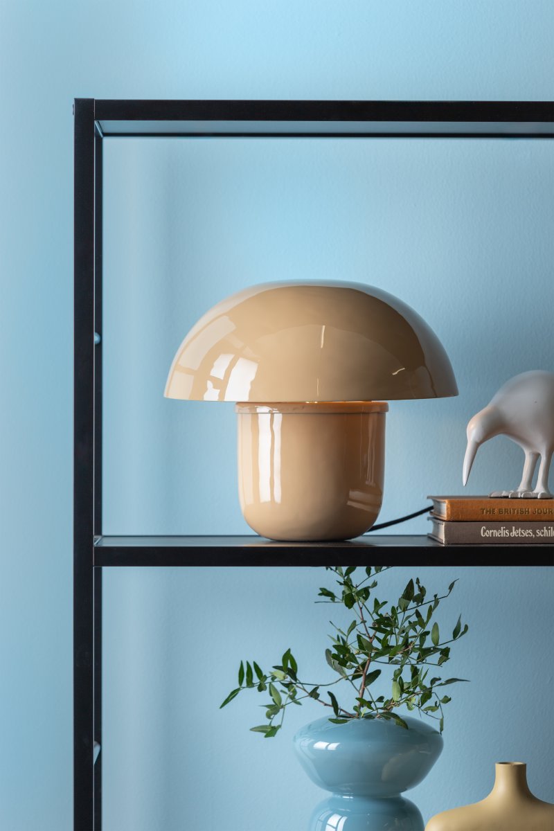 Mushroom 25cm Beige pöytävalaisin valmistajalta Leitmotiv - Valaisimen varjostin luo h&auml;ik&auml;isem&auml;tt&ouml;m&auml;n valon ja suuntaa valon alasp&auml;in, mik&auml; luo miellytt&auml;v&auml;n ja tunnelmallisen valaistuksen.