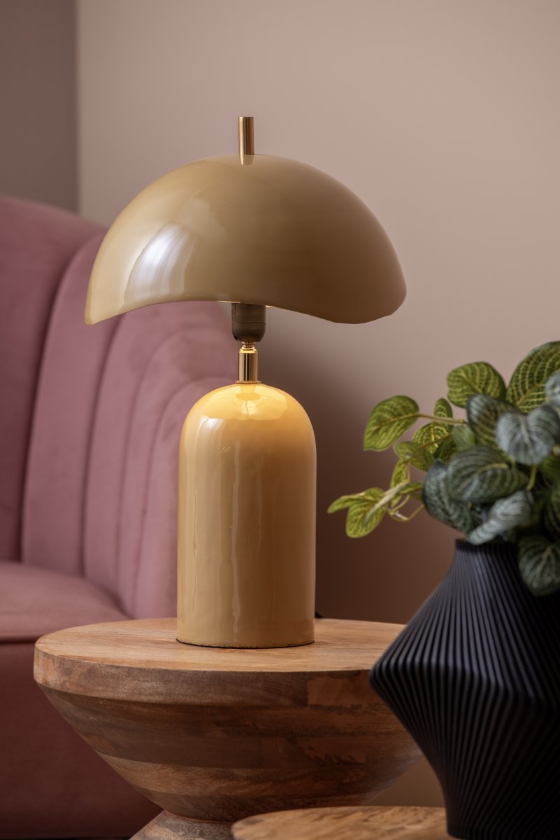 Querido 40cm Keltainen pöytävalaisin valmistajalta Leitmotiv - Se on valmistettu metallista, jossa on kiiltävä hunajankeltainen viimeistely ja kultaiset yksityiskohdat, ja se on tyylikäs lisä kotiisi.