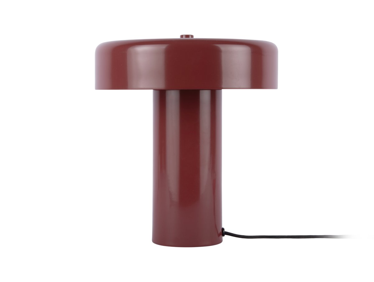 Riqueza Palo 26cm Burgundi pöytävalaisin valmistajalta Leitmotiv - Ohut muoto ja puhdaslinjainen muotoilu antavat sille elegantin ja hillityn ilmeen, joka sopii moniin eri ympäristöihin.