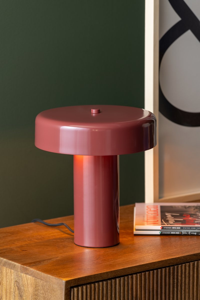 Riqueza Palo 26cm Burgundi pöytävalaisin valmistajalta Leitmotiv - Ohut muoto ja puhdaslinjainen muotoilu antavat sille elegantin ja hillityn ilmeen, joka sopii moniin eri ympäristöihin.