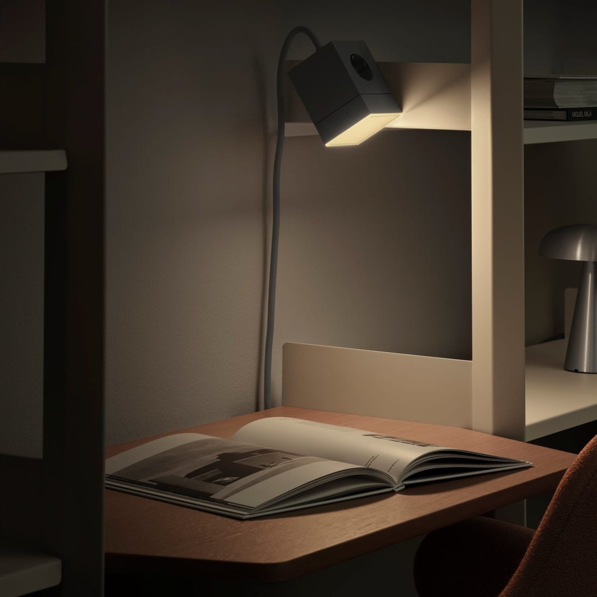 LAMP 1 - EU Harmaa valmistajalta Avolt - Lamppu on valmistettu polykarbonaatista ja sen yl&auml;osa on satiinitusta, teksturoidusta lasista, joka levitt&auml;&auml; valoa pehme&auml;sti ja miellytt&auml;v&auml;sti.