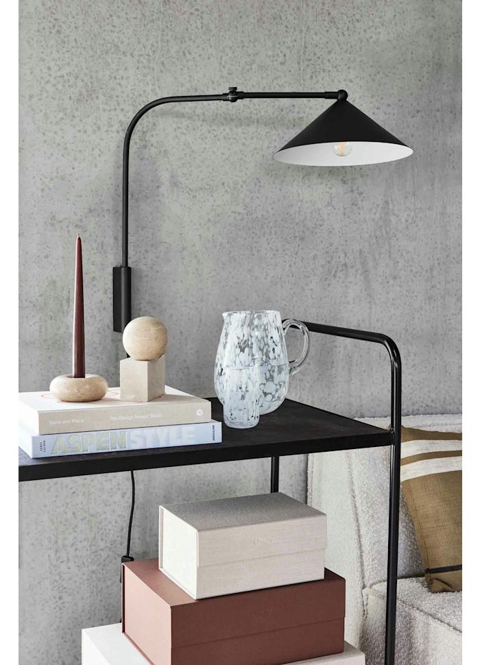 Kasa 60cm Musta seinävalaisin valmistajalta OYOY - Elegantin muotonsa ansiosta valaisin sopii kaikenlaisiin sisustuksiin ja antaa huoneelle persoonallisuutta ja tyyliä.