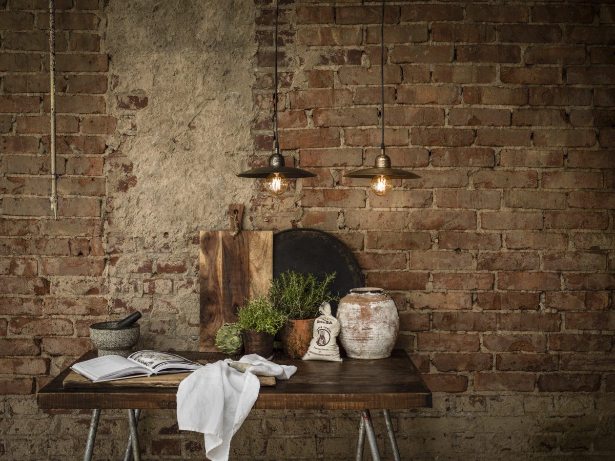 Como Ø28 Kulta ikkunavalaisin valmistajalta PR Home - Yksinkertainen ja kaunis kattovalaisin saatavana ty&ouml;stetyll&auml; hopealla tai ty&ouml;stetyll&auml; kullalla.