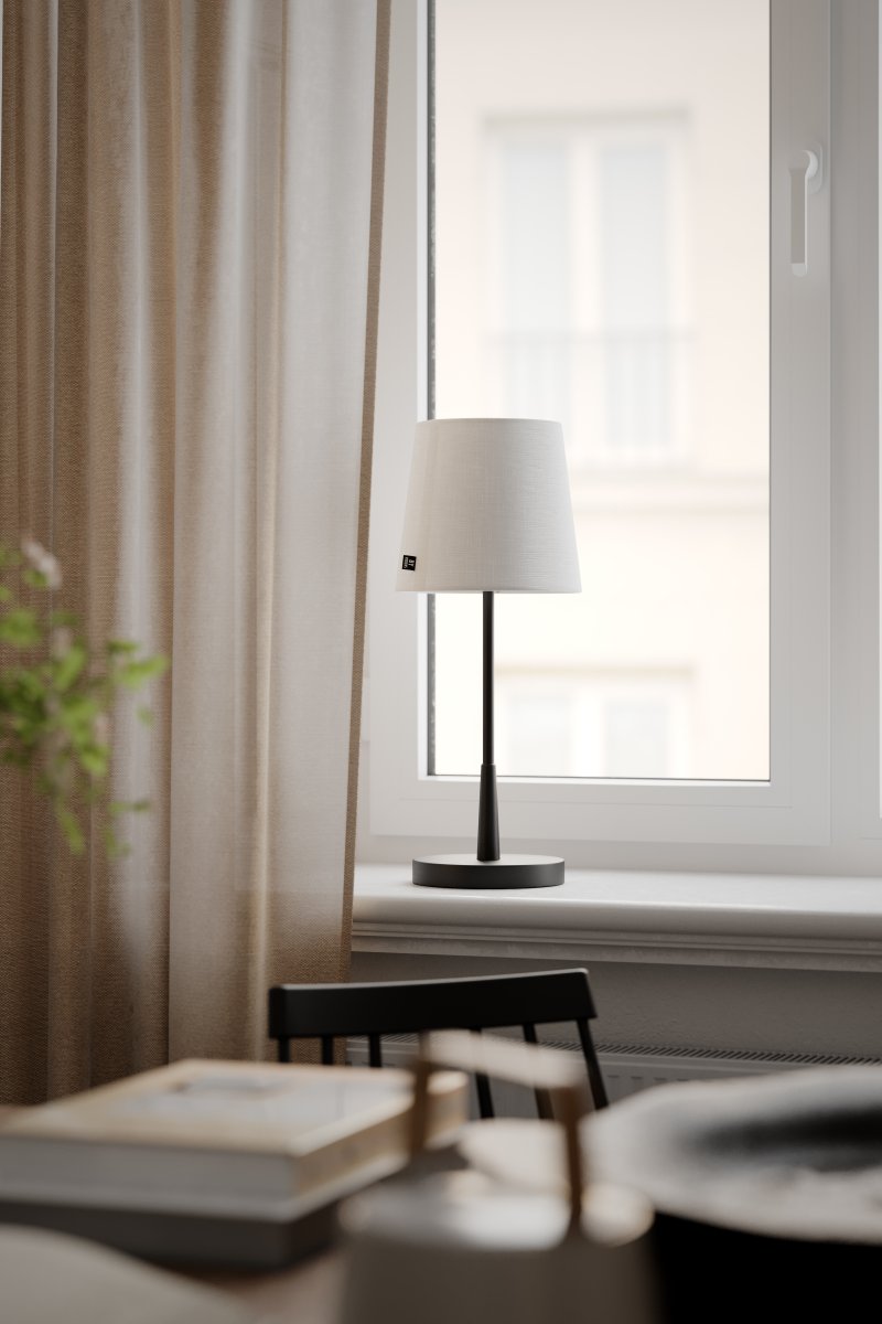Lumi 48cm Matta musta pöytävalaisin valmistajalta By Rydéns - Valkoinen tekstiilikangas tarjoaa mukavan ja h&auml;ik&auml;isem&auml;tt&ouml;m&auml;n valon.