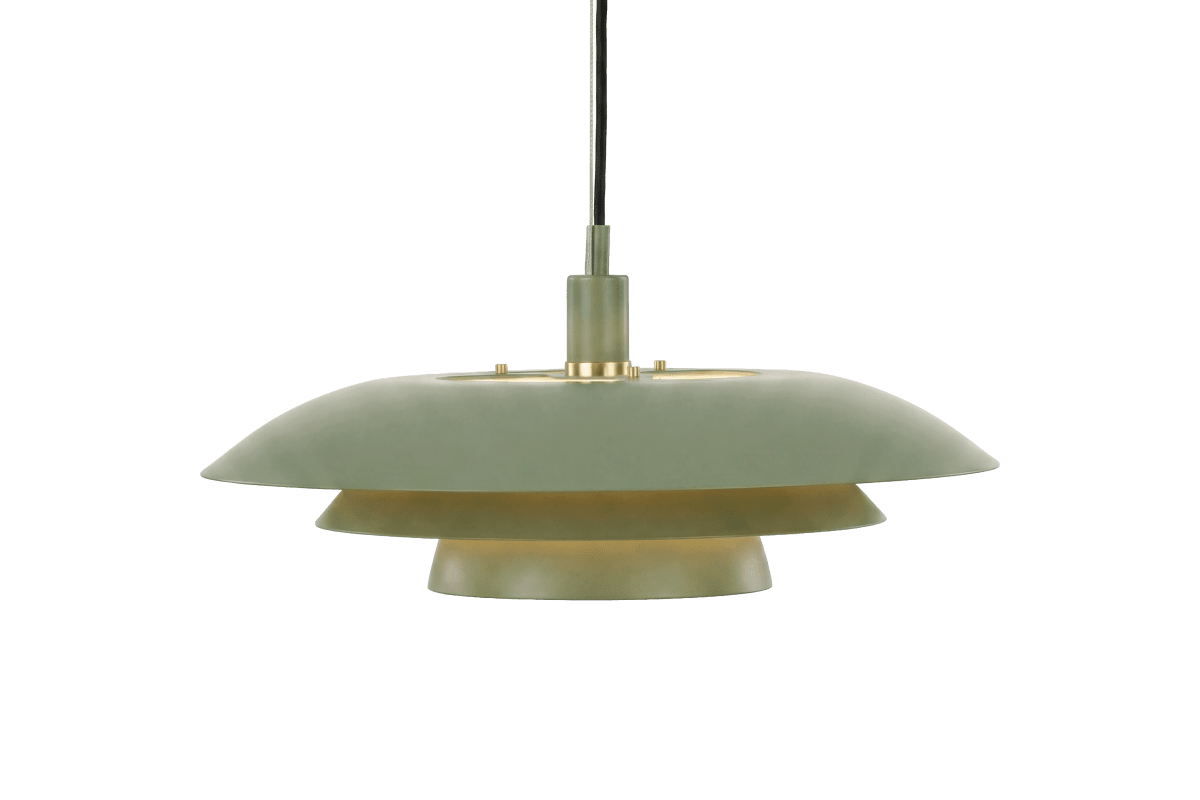 Zoomaa kuva kohteesta Epsilon Ø56 Vihreä kattovalaisin valmistajalta Aneta Lighting - Siin&auml; on kolmiosainen vihre&auml; metallinen varjostin, joka jakaa valoa kauniisti ja est&auml;&auml; h&auml;ik&auml;isy&auml;.