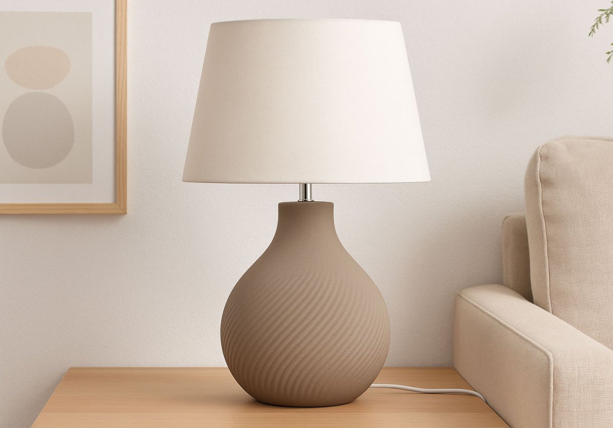 Manchester 50cm Ruskea pöytävalaisin valmistajalta Nordic Lighting - L&auml;mmin v&auml;rimaailma ja tyylik&auml;s muotoilu tekev&auml;t valaisimesta ajattoman elementin sisustuksessa, ja se sopii t&auml;ydellisesti harmonisen ja kutsuvan tunnelman luomiseen kotiin.