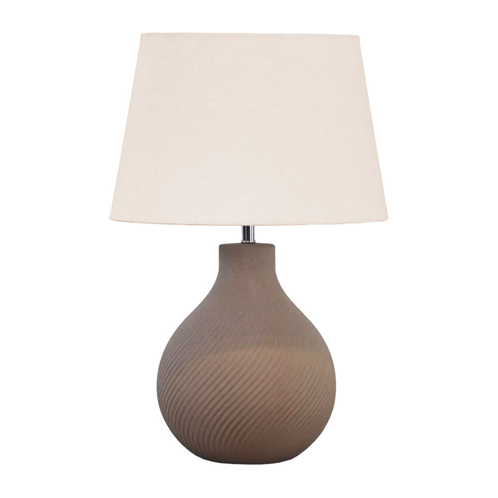Manchester 50cm Ruskea pöytävalaisin valmistajalta Nordic Lighting - L&auml;mmin v&auml;rimaailma ja tyylik&auml;s muotoilu tekev&auml;t valaisimesta ajattoman elementin sisustuksessa, ja se sopii t&auml;ydellisesti harmonisen ja kutsuvan tunnelman luomiseen kotiin.