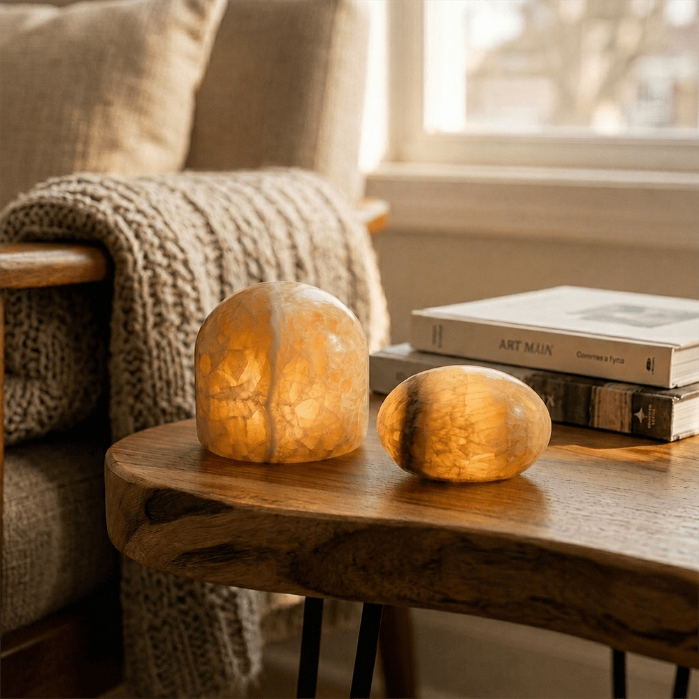 Marble 9cm Beige valmistajalta Unison - P&ouml;yt&auml;valaisin toimii kahdella AA-paristolla ja siin&auml; on ajastintoiminto, jossa on 6 tuntia p&auml;&auml;ll&auml; ja 18 tuntia pois p&auml;&auml;lt&auml;.