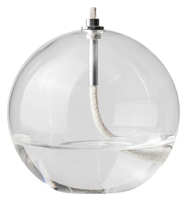 Oljelampa Aura Stor Kirkas lasi valmistajalta Mette Ditmer - Sen elegantti muotoilu ja savulasi levitt&auml;v&auml;t pehme&auml;&auml;, l&auml;mmint&auml; valoa, joka antaa rauhallisen ja kodikkaan tunnelman.