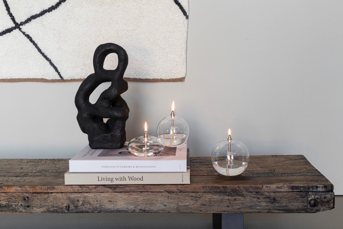 Oljelampa Aura Stor Kirkas lasi valmistajalta Mette Ditmer - Sen elegantti muotoilu ja savulasi levitt&auml;v&auml;t pehme&auml;&auml;, l&auml;mmint&auml; valoa, joka antaa rauhallisen ja kodikkaan tunnelman.