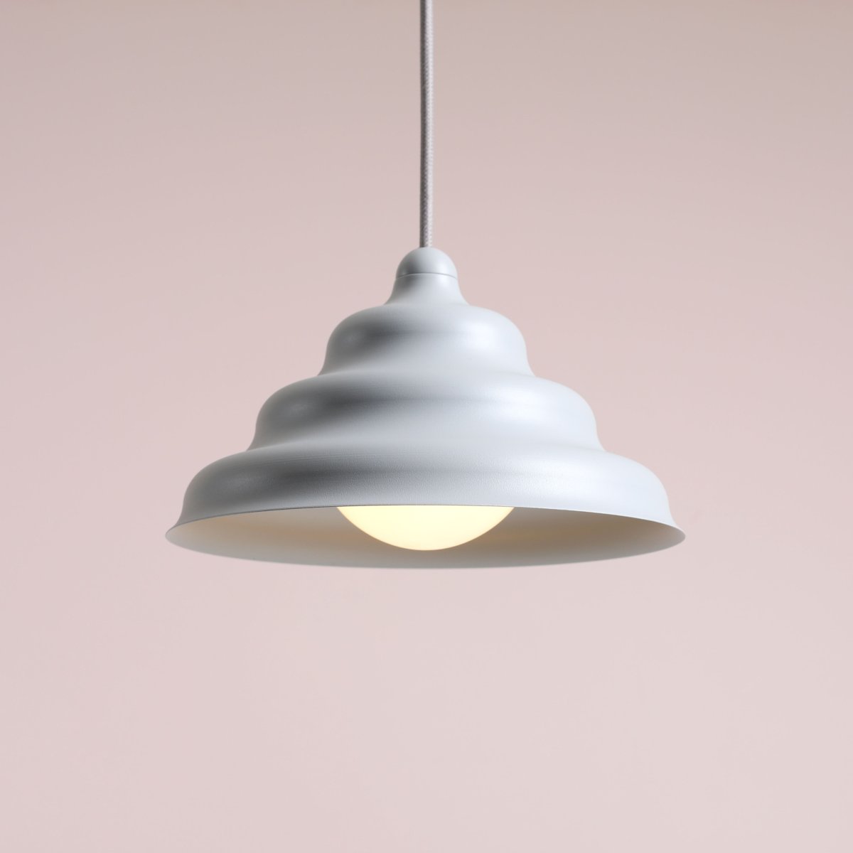 Wave Ø23 Sininen kattovalaisin valmistajalta Artera - Wave on moderni riipus retro-designilla, joka tekee siitä monipuolisen valaistuksen ja sopii jokaiseen kotiin.