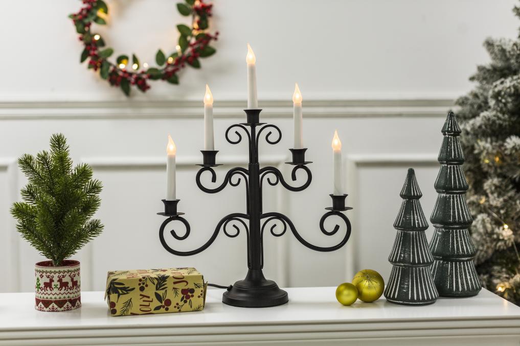 Hantverk 5 Musta valmistajalta Pixie Design - Elegantti ja maalaismainen takorautainen kynttil&auml;njalka, jossa on viisi haaraa ja tyylik&auml;s musta v&auml;ri.