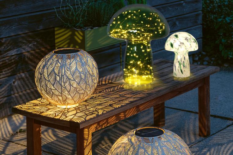 Mushroom 35cm Vihreä pöytävalaisin valmistajalta Pixie Design - Valaisin on IP20-luokiteltu ja sopii sis&auml;k&auml;ytt&ouml;&ouml;n, ja adapteri sis&auml;ltyy toimitukseen.