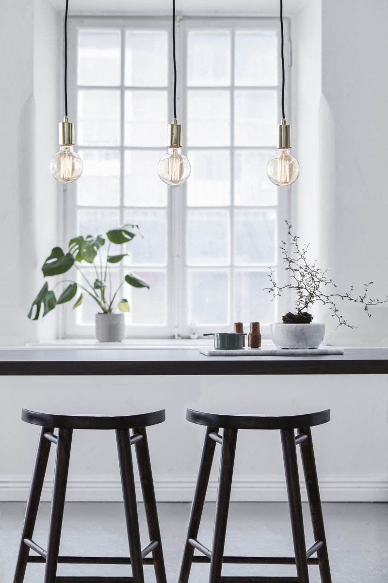 Sky 68cm Messinki kattovalaisin valmistajalta Markslöjd - Kolmella messinginvärisellä lampunvarjostimella ja mustilla tekstiilijohdoilla se luo modernin ja minimalistisen ilmeen.