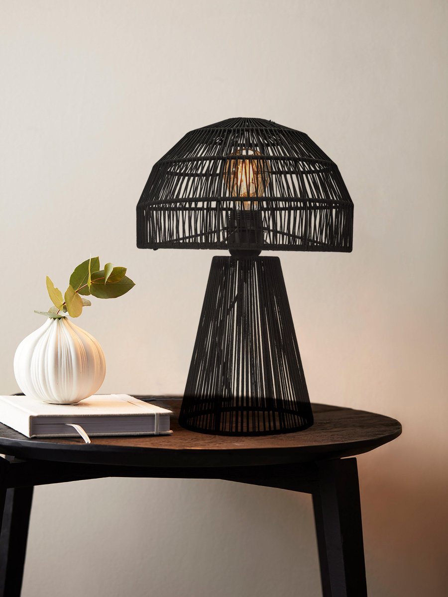 Porcini 37cm Musta pöytävalaisin valmistajalta PR Home - Porcini-pöytävalaisin on käsintehty metallirunkoinen valaisin, joka on kääritty käsin kiiltävään langaan ja suodattaa valon hienoksi lankojen läpi.