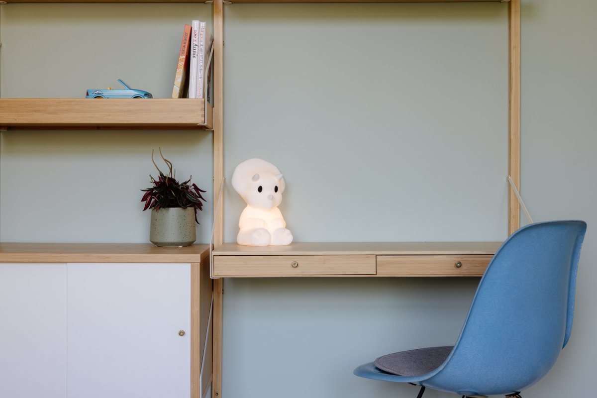 Mira First Light Valkoinen lasten valaisin valmistajalta Mr Maria - Valmistettu korkealaatuisesta, BPA-vapaasta silikonista, Mira on turvallinen ja kest&auml;v&auml;, ja se on t&auml;ydellinen pit&auml;m&auml;&auml;n vauvasi l&auml;hell&auml; y&ouml;n hiljaisuuden aikana.