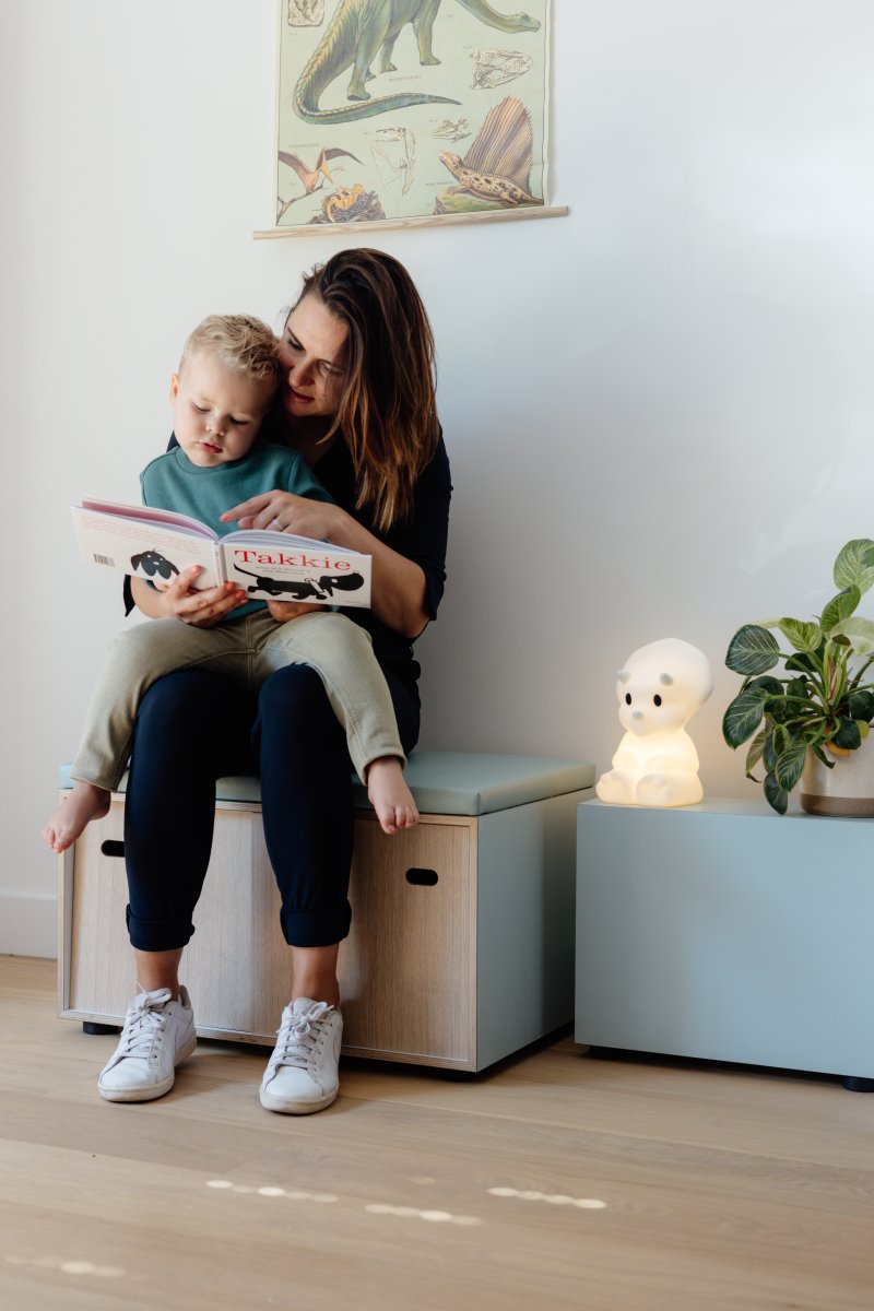 Mira First Light Valkoinen lasten valaisin valmistajalta Mr Maria - Valmistettu korkealaatuisesta, BPA-vapaasta silikonista, Mira on turvallinen ja kest&auml;v&auml;, ja se on t&auml;ydellinen pit&auml;m&auml;&auml;n vauvasi l&auml;hell&auml; y&ouml;n hiljaisuuden aikana.