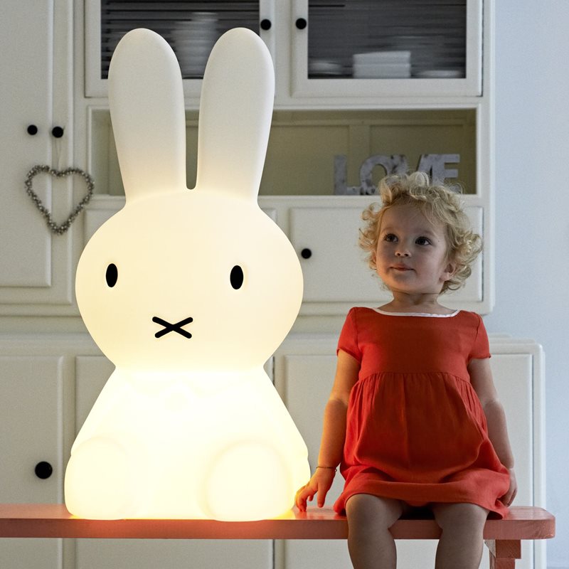Miffy XL Valkoinen lasten valaisin valmistajalta Mr Maria - loma, hänen yksivuotiaalle pojalleen ja se oli erityistä; tässä on tarina siitä, kuinka Miffy syntyi.