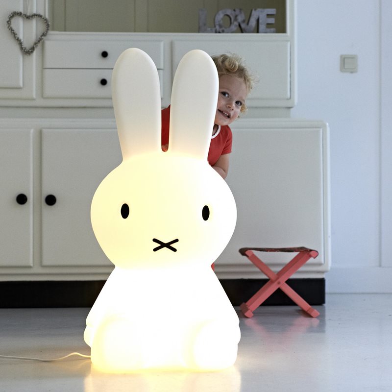 Miffy XL Valkoinen lasten valaisin valmistajalta Mr Maria - loma, hänen yksivuotiaalle pojalleen ja se oli erityistä; tässä on tarina siitä, kuinka Miffy syntyi.