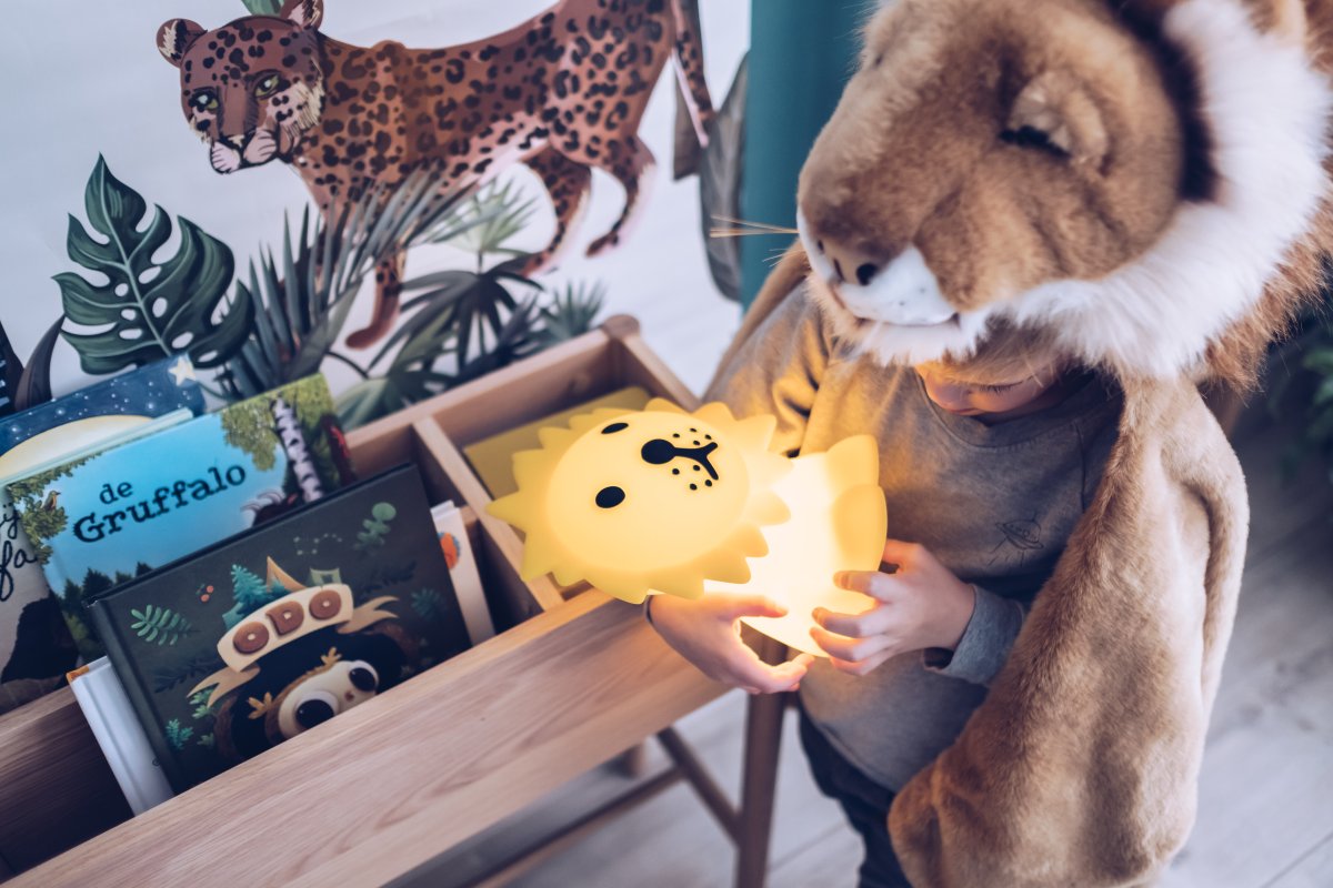 Lion First Light Keltainen lasten valaisin valmistajalta Mr Maria - Lion-yölamppu on hauska leikkikaveri päivällä ja jopa 120 tunnin akun kestonsa ansiosta Lion-lamppu on turvallinen kumppani yöllä.