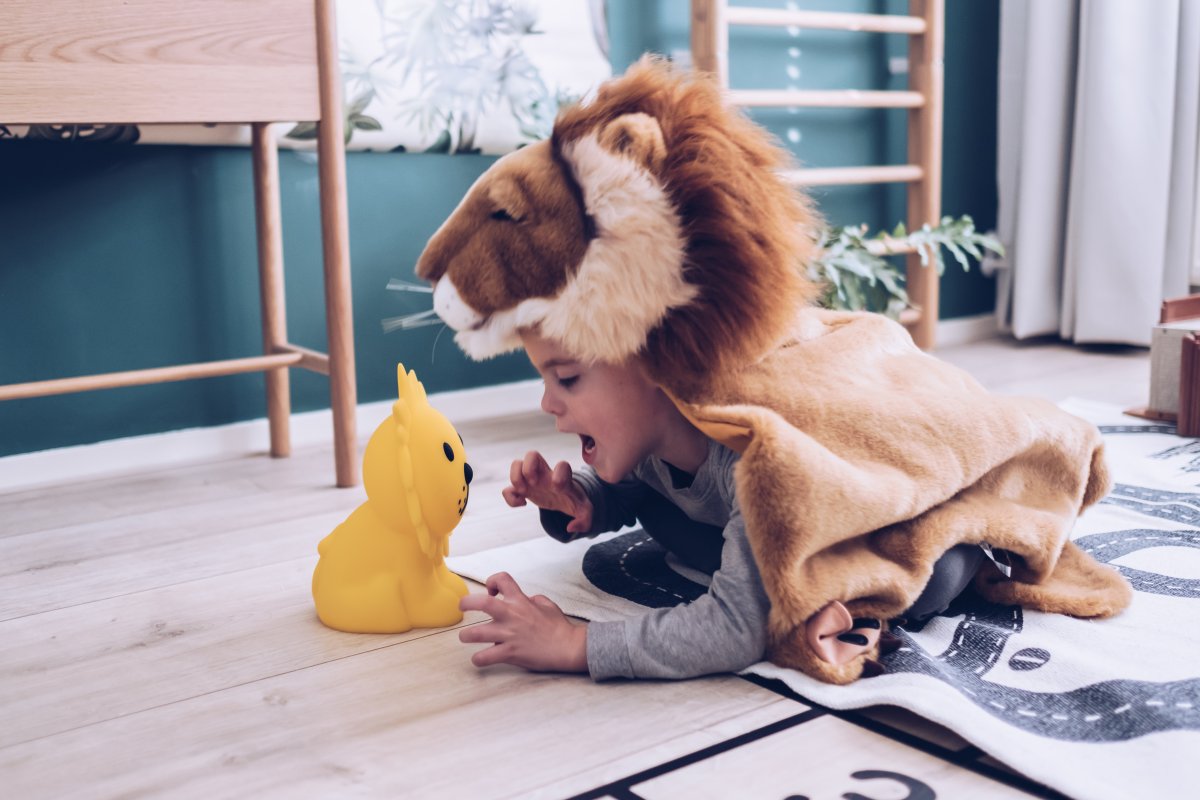 Lion First Light Keltainen lasten valaisin valmistajalta Mr Maria - Lion-yölamppu on hauska leikkikaveri päivällä ja jopa 120 tunnin akun kestonsa ansiosta Lion-lamppu on turvallinen kumppani yöllä.