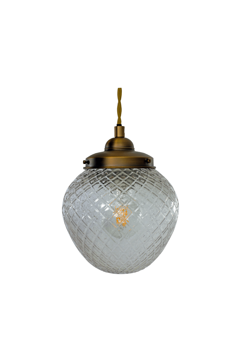 Gatsby Ø15 Antiikkimessinki ikkunavalaisin valmistajalta Aneta Lighting - Gatsby-ikkunavalaisimella on klassinen ja elegantti ilme, jossa on koristeellinen varjostin kirkkaasta, karkaistusta lasista ja metalliset yksityiskohdat antiikkisen messingin viimeistelyll&auml;.